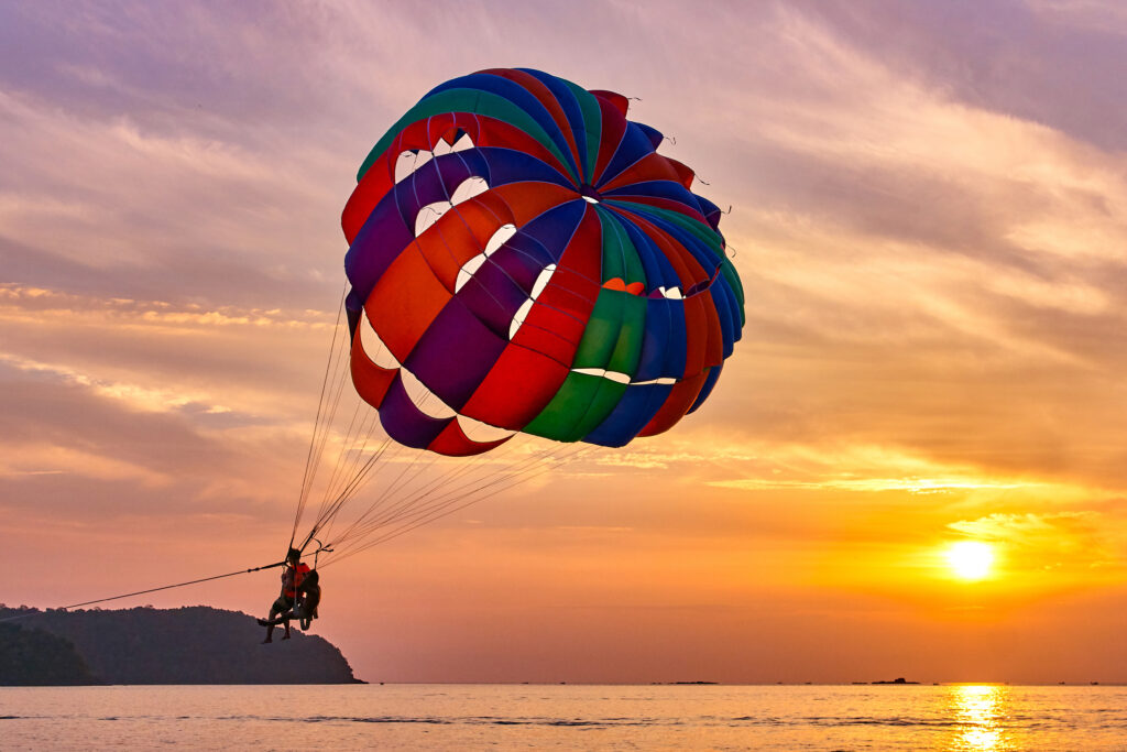Parasailing nad jeziorem.