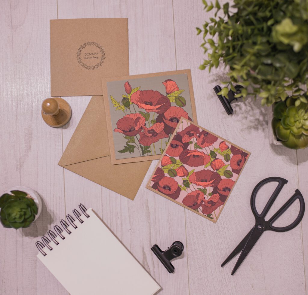 Elegancka papierowa koperta z kartką w kwaitowym motywie.