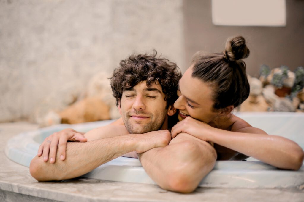 Para relaksuje się w jacuzzi. 