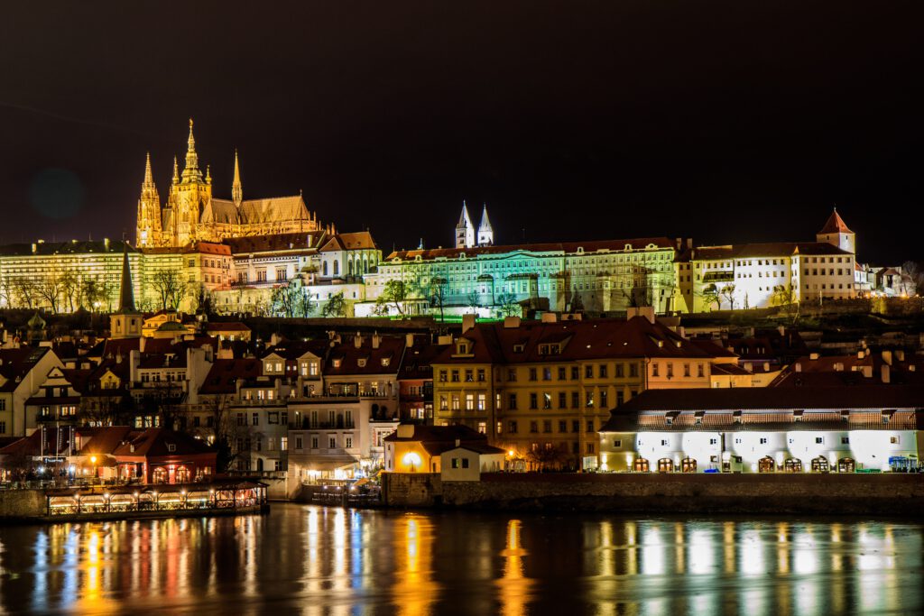Praga. Widok na miasto nocą. 