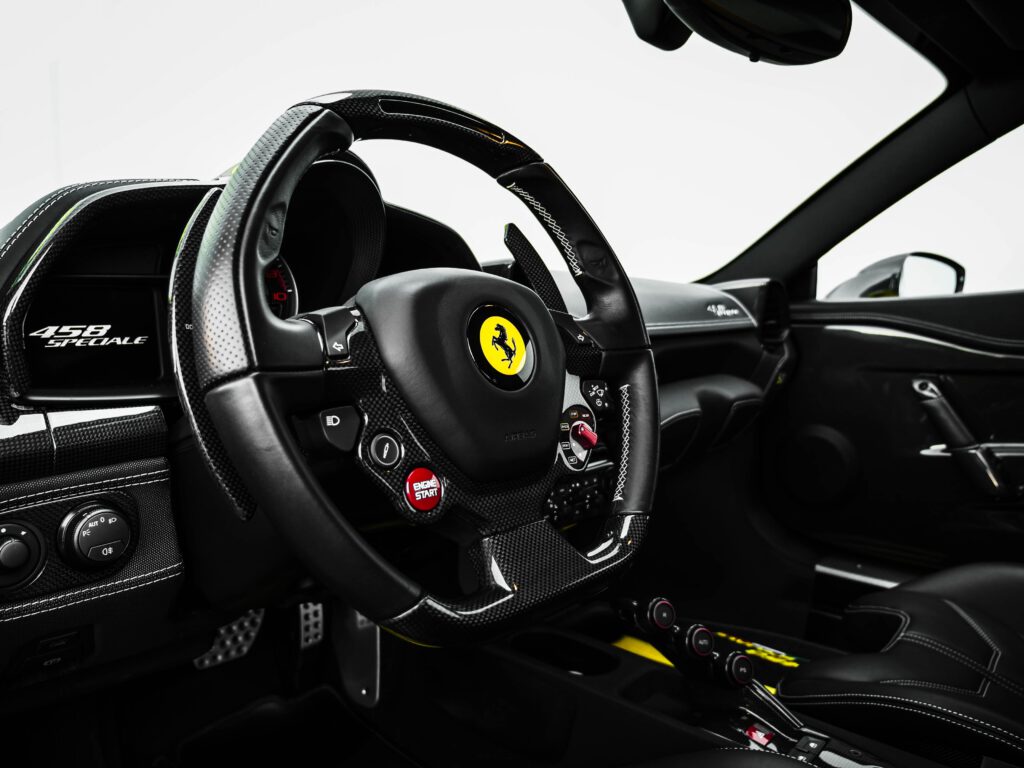 Wnętrze sportowego ferrari. Czarne obicia.