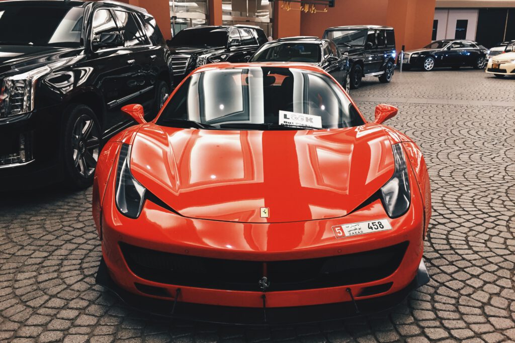 Czerwone supersportowe ferrari.