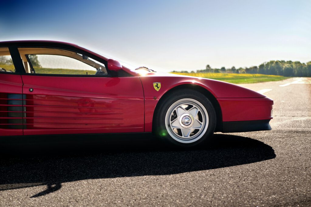 Czerwone sportowe ferrari.