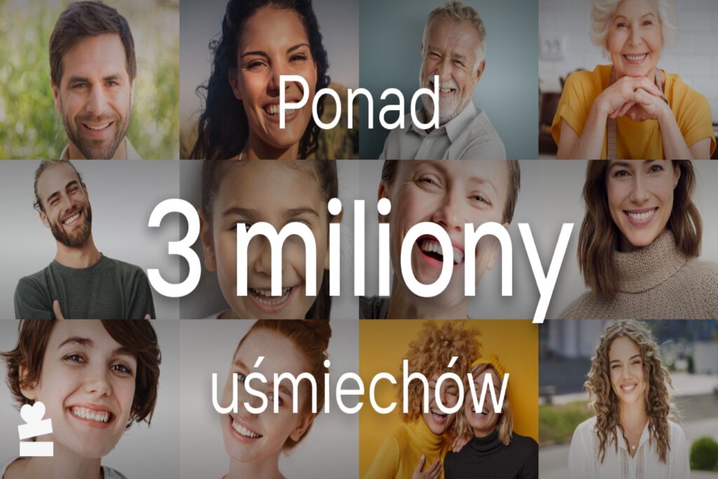 Uśmiechnięte osoby w tle. Z przodu napis.