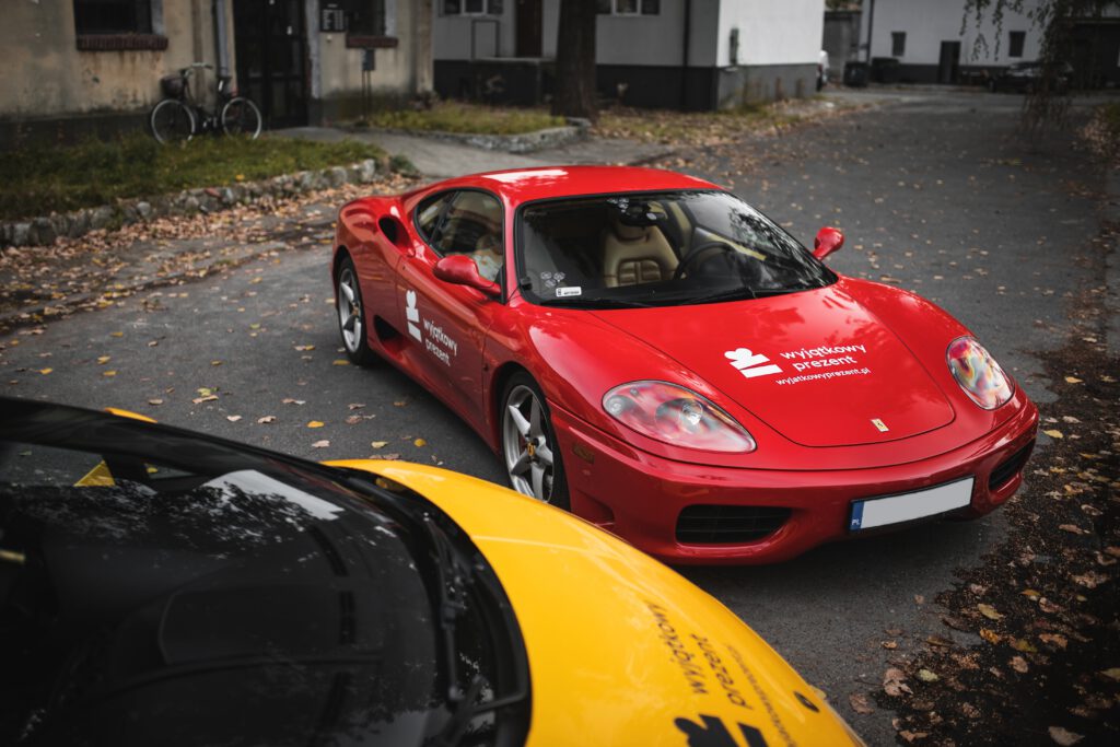 Czerwone Ferrari na parkingu