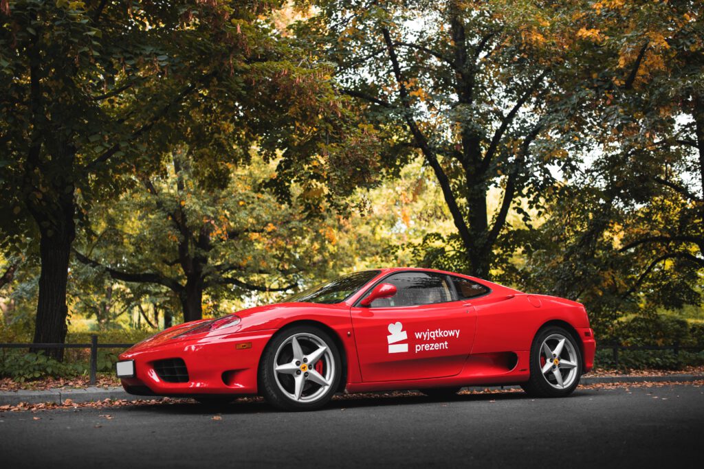 Czerwone Ferrari z logo Wyjątkowego Prezentu