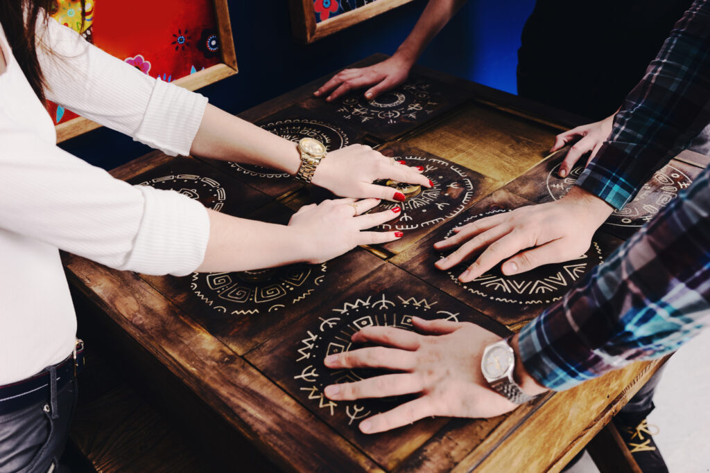 Rozwiązywanie zagadki. Escape Room.