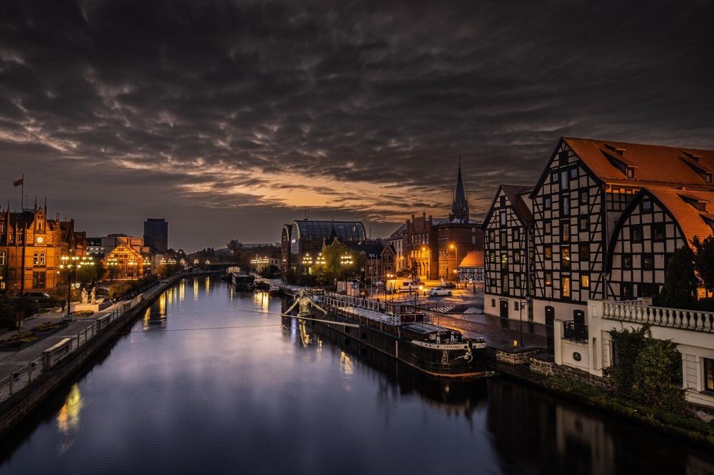 Bydgoszcz - prezenty i vouchery prezentowe Rzeka Brda w Bydgoszczy wieczorem